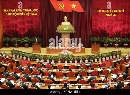 (160127) -- HANOI, 27 janvier 2016 -- Nguyen Phu Trong (1e L, arrière) s'adresse à la première session plénière du Comité central du 12e Parti communiste du Vietnam à Hanoi, Vietnam, le 27 janvier 2016. Nguyen Phu Trong a été réélu secrétaire général du Comité central du 12e Parti communiste du Vietnam nouvellement élu lors de sa première séance plénière tenue mercredi.) VIETNAM-HANOI-NGUYEN PHU TRONG-GENERAL SECRETARY-CPVCC VNA PUBLICATIONxNOTxINxCHN 160127 Hanoi Jan 27 2016 Nguyen Phu Trong 1st l arrière prononce une allocution à la première session plénière du 12e Comité central du Parti communiste du Vietnam Banque D'Images