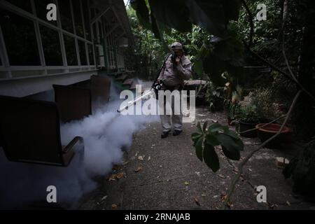 (160128) -- PANAMA, 28 janvier 2016 -- un employé du ministère de la Santé pulvérise du brouillard anti-moustiques dans la ville de Panama, capitale du Panama, le 28 janvier 2016. Panama les autorités sanitaires ont confirmé 42 cas du virus Zika au Panama jusqu'au 23 janvier 2016, principalement dans la région indigène de Guna Yala. L'Organisation mondiale de la Santé (OMS) a annoncé jeudi qu'elle convoquerait un comité d'urgence du Règlement sanitaire international sur le virus Zika pour vérifier si l'épidémie constitue une urgence de santé publique de portée internationale. (jg) (ah) PANAMA-PANAMA CITY-HEALTH-ZIKA VIRUS MauricioxValenzuela PUBL Banque D'Images