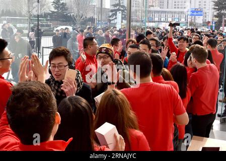 (160130) -- QINGDAO, 30 janvier 2016 -- les clients entrent dans un nouveau magasin Apple Store dans la ville de Qingdao, dans la province du Shandong de l est de la Chine, le 30 janvier 2016. Le premier Apple Store de Shandong a ouvert ses portes samedi. ) (wyl) CHINA-QINGDAO-APPLE STORE-OPEN (CN) XuxSuhui PUBLICATIONxNOTxINxCHN Qingdao Jan 30 2016 les clients entrent dans un nouveau magasin Apple Store dans la ville de Qingdao East China S Shan Dong Jan 30 2016 Shan Dong S Premier magasin Apple Store ouvert samedi wyl China Qingdao Apple Store ouvert CN XuxSuhui PUBLICATIONxNOTxINxCHN Banque D'Images