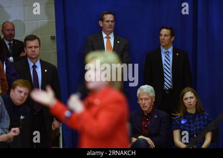 (160131) -- IOWA, 31 janvier 2016 -- la candidate démocrate à la présidence Hillary Clinton (avant) parle en tant que son mari, l'ancien président Bill Clinton et leur fille Chelsea Clinton listsen lors d'un rassemblement au Washington High School à Cedar Rapids, Iowa, États-Unis, le 30 janvier 2016.) États-Unis-IOWA-CAMPAGNE ÉLECTORALE-HILLARY-CLINTON YinxBogu PUBLICATIONxNOTxINxCHN Iowa Jan 31 2016 candidat démocrate à la présidence Hillary Clinton administration Front parle comme son mari ancien président Bill Clinton administration et leur fille Chelsea Clinton administration lors d'un rassemblement À Washingto Banque D'Images