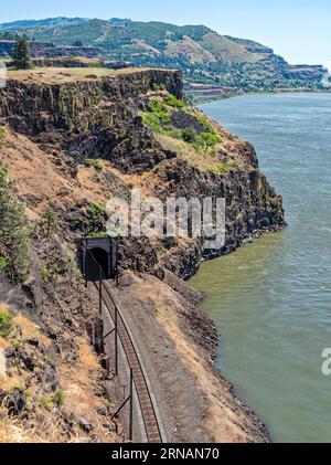 Tunnel ferroviaire 9 sur la subdivision Fallbridge le long du fleuve Columbia près de Lyle dans l'État de Washington, États-Unis Banque D'Images