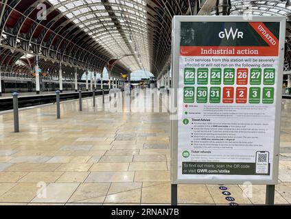 Quais vides à la gare de Paddington à Londres, lors d'une grève des membres du syndicat Aslef. Les passagers ferroviaires font face à un nouveau chaos dans les voyages vendredi en raison d'une autre grève des conducteurs dans le conflit de longue date sur les salaires, qui paralysera les services à travers le pays. Date de la photo : Vendredi 1 septembre 2023. Banque D'Images