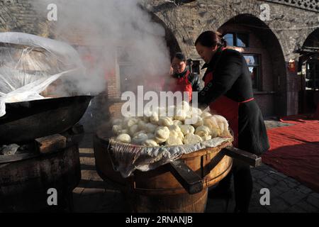 Les femmes servent une fête de mariage au village de Xiazhuang dans la ville de Xiaoyi, province du Shanxi, dans le nord de la Chine, le 2 février 2016. Un jeune couple local a tenu leur cérémonie de mariage traditionnelle dans la cour de la ferme, impliquant tous les villageois.) (wf) CHINA-SHANXI-DAILY LIFE-RURAL WEDDING (CN) ZhanxYan PUBLICATIONxNOTxINxCHN les femmes servent un festin de mariage AU village de Xiazhuang dans la ville de Xiaoyi Chine du Nord S province de Shanxi février 2 2016 un jeune COUPLE local héros leur cérémonie de mariage traditionnel À la ferme impliquant tous les villageois WF Chine Shanxi Daily Life Rural mariage CN ZhanxYan PUBLICATIONxNOTxINxCHN Banque D'Images