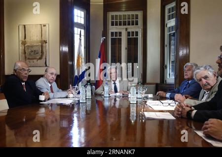 (160203) -- MONTEVIDEO, 2 février 2016 -- le président de l'Uruguay Tabare Vazquez (C) rencontre les anciens présidents Julio Maria Sanguinetti (2e L), Jorge Batlle (1e L), Luis Alberto Lacalle (2e R) et Jose Mujica (1e R) à la résidence présidentielle de Montevideo, capitale de l'Uruguay, le 2 février 2016. Selon la presse locale, Tabare Vazquez a tenu une réunion avec les anciens présidents pour discuter des politiques pétrolières de l'État à mener lorsque la découverte de pétrole sera confirmée dans le pays. Nicolas Celaya) (zhf) URUGUAY-MONTEVIDEO-POLITICS-MEETING e NICOLASxCELAYA PUBLICATIONxNOTxINxCHN Montevideo Feb Banque D'Images