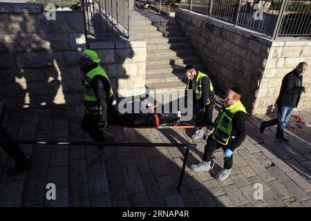 Themen der Woche Bilder des Tages Anschlag in Jeruslaem - Polizistin getötet (160203) - JÉRUSALEM, 3 février 2016 des membres de l équipe israélienne de sauvetage et de récupération de Zaka transportent les corps de Palestiniens, qui ont été abattus par la police israélienne devant la porte de Damas dans la vieille ville de Jérusalem, le 3 février 2016. La police israélienne a déclaré avoir abattu trois Palestiniens mercredi qui ont grièvement blessé deux policières israéliennes près de la vieille ville de Jérusalem-est.) MIDEAST-JERUSALEM-ATTACK MuammarxAwad PUBLICATIONxNOTxINxCHN sujets la semaine Images la journée Arrêt à Jeruslaem la femme de police a tué Jéruslaem Banque D'Images