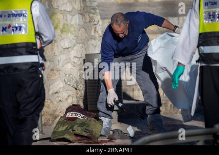 Anschlag in Jeruslaem - Polizistin getötet (160203) -- JÉRUSALEM, le 3 février 2016 -- un policier israélien inspecte les lieux où trois Palestiniens ont été tués à la suite d'une attaque à la porte de Damas, une entrée principale de la vieille ville de Jérusalem, le 3 février 2016. La police israélienne a déclaré avoir abattu trois Palestiniens mercredi qui ont grièvement blessé deux policières israéliennes près de la vieille ville de Jérusalem-est. JINI) MIDEAST-JERUSALEM-ATTACK MuammarxAwad PUBLICATIONxNOTxINxCHN Arrêt à Jeruslaem une policière a tué Jérusalem le 3 2016 février à un policier israélien inspecte la scène où trois Banque D'Images