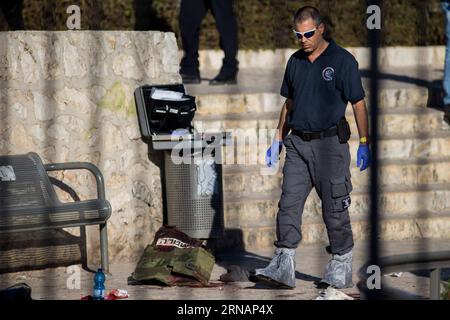 Anschlag in Jeruslaem - Polizistin getötet (160203) -- JÉRUSALEM, le 3 février 2016 -- un policier israélien inspecte les lieux où trois Palestiniens ont été tués à la suite d'une attaque à la porte de Damas, une entrée principale de la vieille ville de Jérusalem, le 3 février 2016. La police israélienne a déclaré avoir abattu trois Palestiniens mercredi qui ont grièvement blessé deux policières israéliennes près de la vieille ville de Jérusalem-est. JINI) MIDEAST-JERUSALEM-ATTACK MuammarxAwad PUBLICATIONxNOTxINxCHN Arrêt à Jeruslaem une policière a tué Jérusalem le 3 2016 février à un policier israélien inspecte la scène où trois Banque D'Images