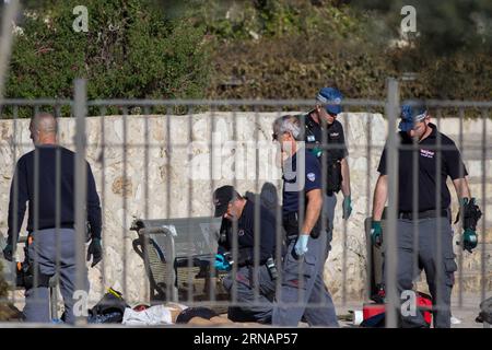 Anschlag in Jeruslaem - Polizistin getötet (160203) -- JÉRUSALEM, le 3 février 2016 -- des policiers israéliens inspectent les corps des assaillants palestiniens qui ont été tués à la suite d'une attaque à la porte de Damas, une entrée principale de la vieille ville de Jérusalem, le 3 février 2016. La police israélienne a déclaré avoir abattu trois Palestiniens mercredi qui ont grièvement blessé deux policières israéliennes près de la vieille ville de Jérusalem-est. JINI) MIDEAST-JERUSALEM-ATTACK MuammarxAwad PUBLICATIONxNOTxINxCHN Arrêt à Jeruslaem une policière a tué Jérusalem février 3 2016 des policiers israéliens inspectent le Bodi Banque D'Images