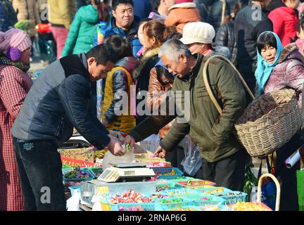 (160204) -- TANGXIAN, 4 février 2016 -- les gens achètent des produits de la fête du printemps dans un marché rural de la ville de Baihe, dans le comté de Tangxian, province du Hebei, dans le nord de la Chine, le 4 février 2016. La fête traditionnelle chinoise du printemps, ou le nouvel an lunaire, commence à partir du premier jour du premier mois du calendrier lunaire, ou le 8 février de cette année.) (wf) CHINA-HEBEI-SPRING FESTIVAL-FAIR RURALE (CN) ZhuxXudong PUBLICATIONxNOTxINxCHN Tangxian février 4 2016 célébrités Magasinez pour les produits de la fête du printemps dans un marché rural dans la ville de Baihe du comté de Tangxian nord de la Chine S province du Hebei février 4 2016 le printemps traditionnel chinois Fès Banque D'Images