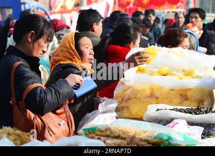 (160204) -- TANGXIAN, 4 février 2016 -- les gens achètent des produits de la fête du printemps dans un marché rural de la ville de Baihe, dans le comté de Tangxian, province du Hebei, dans le nord de la Chine, le 4 février 2016. La fête traditionnelle chinoise du printemps, ou le nouvel an lunaire, commence à partir du premier jour du premier mois du calendrier lunaire, ou le 8 février de cette année.) (wf) CHINA-HEBEI-SPRING FESTIVAL-FAIR RURALE (CN) ZhuxXudong PUBLICATIONxNOTxINxCHN Tangxian février 4 2016 célébrités Magasinez pour les produits de la fête du printemps dans un marché rural dans la ville de Baihe du comté de Tangxian nord de la Chine S province du Hebei février 4 2016 le printemps traditionnel chinois Fès Banque D'Images