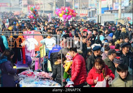 (160204) -- TANGXIAN, 4 février 2016 -- les gens achètent des produits de la fête du printemps dans un marché rural de la ville de Baihe, dans le comté de Tangxian, province du Hebei, dans le nord de la Chine, le 4 février 2016. La fête traditionnelle chinoise du printemps, ou le nouvel an lunaire, commence à partir du premier jour du premier mois du calendrier lunaire, ou le 8 février de cette année.) (wf) CHINA-HEBEI-SPRING FESTIVAL-FAIR RURALE (CN) ZhuxXudong PUBLICATIONxNOTxINxCHN Tangxian février 4 2016 célébrités Magasinez pour les produits de la fête du printemps dans un marché rural dans la ville de Baihe du comté de Tangxian nord de la Chine S province du Hebei février 4 2016 le printemps traditionnel chinois Fès Banque D'Images