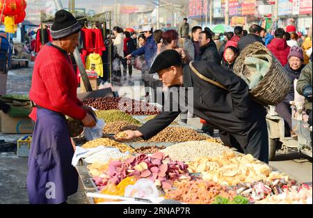 (160204) -- TANGXIAN, 4 février 2016 -- les gens achètent des produits de la fête du printemps dans un marché rural de la ville de Baihe, dans le comté de Tangxian, province du Hebei, dans le nord de la Chine, le 4 février 2016. La fête traditionnelle chinoise du printemps, ou le nouvel an lunaire, commence à partir du premier jour du premier mois du calendrier lunaire, ou le 8 février de cette année.) (wf) CHINA-HEBEI-SPRING FESTIVAL-FAIR RURALE (CN) ZhuxXudong PUBLICATIONxNOTxINxCHN Tangxian février 4 2016 célébrités Magasinez pour les produits de la fête du printemps dans un marché rural dans la ville de Baihe du comté de Tangxian nord de la Chine S province du Hebei février 4 2016 le printemps traditionnel chinois Fès Banque D'Images