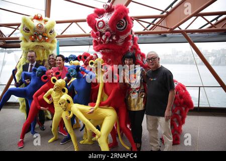 (160204) -- SYDNEY, le 4 février 2016 -- le lord maire de Sydney Clover Moore (3rd L Rear) pose avec des représentants du gouvernement et des artistes lors d'une conférence de presse à Sydney, Australie, le 4 février 2016. Le gouvernement local de Sydney a annoncé jeudi qu'il organiserait un certain nombre d'activités festives du 6 au 21 février dans toute la ville pour célébrer le nouvel an lunaire chinois. AUSTRALIE-SYDNEY-CHINE-SPRING FESTIVAL-CELEBRATIONS ZhangxBo PUBLICATIONxNOTxINxCHN Sydney 4 2016 février Sydney Lord Mayor Clover Moore 3rd l Rear pose avec des représentants du gouvernement et des interprètes lors d'une conférence de presse à Sydne Banque D'Images