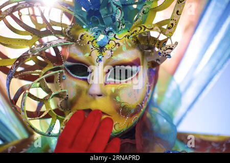 Karneval à Venedig VENISE, 4 février 2016 -- Un fêtard masqué pose sur la place Saint-Marc à Venise, en Italie, pendant le Carnaval de Venise, le 4 février 2016. Le carnaval de Venise a lieu du 23 janvier au 9 février cette année. ) ITALIE-VENISE-CARNAVAL JinxYu PUBLICATIONxNOTxINxCHN Carnaval de Venise Venise 4 2016 février un Revel masqué pose SUR la place San Marco à Venise Italie pendant le Carnaval de Venise LE 4 2016 février le Carnaval de Venise EST héros du 23 janvier au 9 février cette année Italie Carnaval de Venise JinxYu PUBLICATIONxNOTxINxCHN Banque D'Images