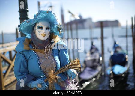 Karneval à Venedig VENISE, 4 février 2016 -- Un fêtard masqué pose sur la place Saint-Marc à Venise, en Italie, pendant le Carnaval de Venise, le 4 février 2016. Le carnaval de Venise a lieu du 23 janvier au 9 février cette année. ) ITALIE-VENISE-CARNAVAL JinxYu PUBLICATIONxNOTxINxCHN Carnaval de Venise Venise 4 2016 février un Revel masqué pose SUR la place San Marco à Venise Italie pendant le Carnaval de Venise LE 4 2016 février le Carnaval de Venise EST héros du 23 janvier au 9 février cette année Italie Carnaval de Venise JinxYu PUBLICATIONxNOTxINxCHN Banque D'Images