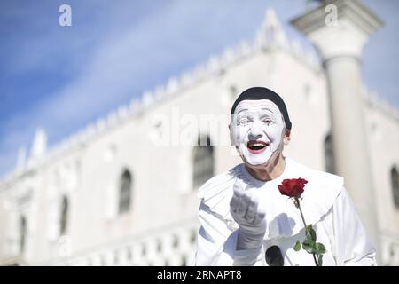 Karneval in Venedig VENISE, 4 février 2016 -- Un fêtard masqué déguisé en pierrot pose sur la place Saint-Marc à Venise, en Italie, pendant le Carnaval de Venise, le 4 février 2016. Le carnaval de Venise a lieu du 23 janvier au 9 février cette année. ) ITALIE-VENISE-CARNAVAL JinxYu PUBLICATIONxNOTxINxCHN Carnaval à Venise Venise 4 2016 février un Revel masqué déguisé en Pierrot pose SUR la place San Marco à Venise Italie pendant le Carnaval de Venise LE 4 2016 février le Carnaval de Venise EST héros du 23 janvier au 9 février cette année Italie Carnaval de Venise JinxYu PUBLICATIONxNOTxINxCHN Banque D'Images