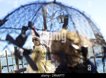 Karneval à Venedig VENISE, 4 février 2016 -- Un fêtard masqué pose sur la place Saint-Marc à Venise, en Italie, pendant le Carnaval de Venise, le 4 février 2016. Le carnaval de Venise a lieu du 23 janvier au 9 février cette année. ) ITALIE-VENISE-CARNAVAL JinxYu PUBLICATIONxNOTxINxCHN Carnaval de Venise Venise 4 2016 février un Revel masqué pose SUR la place San Marco à Venise Italie pendant le Carnaval de Venise LE 4 2016 février le Carnaval de Venise EST héros du 23 janvier au 9 février cette année Italie Carnaval de Venise JinxYu PUBLICATIONxNOTxINxCHN Banque D'Images