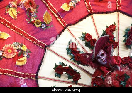 Karneval à Venedig VENISE, 4 février 2016 -- Un fêtard masqué pose sur la place Saint-Marc à Venise, en Italie, pendant le Carnaval de Venise, le 4 février 2016. Le carnaval de Venise a lieu du 23 janvier au 9 février cette année. ) ITALIE-VENISE-CARNAVAL JinxYu PUBLICATIONxNOTxINxCHN Carnaval de Venise Venise 4 2016 février un Revel masqué pose SUR la place San Marco à Venise Italie pendant le Carnaval de Venise LE 4 2016 février le Carnaval de Venise EST héros du 23 janvier au 9 février cette année Italie Carnaval de Venise JinxYu PUBLICATIONxNOTxINxCHN Banque D'Images