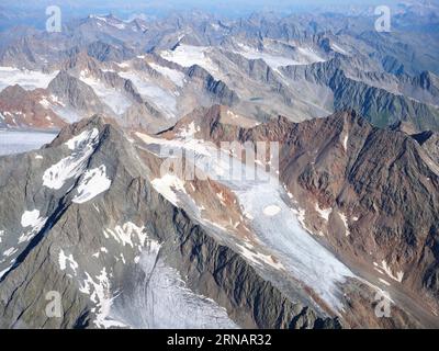 VUE AÉRIENNE. Vue panoramique sur les glaciers autour du Ruderhofspitze (altitude : 3474m) sur les Alpes de Stubai. Neustift im Stubaital, Tyrol, Autriche. Banque D'Images