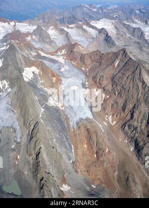 VUE AÉRIENNE. Vue panoramique sur les glaciers autour du Ruderhofspitze (altitude : 3474m) sur les Alpes de Stubai. Neustift im Stubaital, Tyrol, Autriche. Banque D'Images
