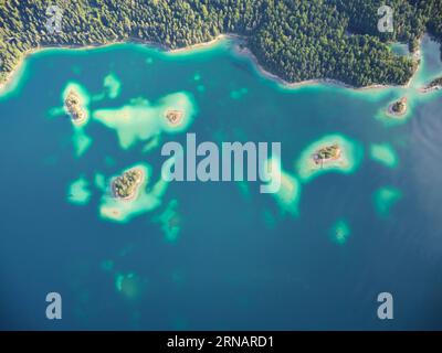 VUE AÉRIENNE. Lac Eibsee. Grainau, Garmisch-Partenkirchen, Bavière, Allemagne. Banque D'Images