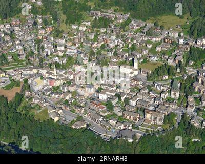 VUE AÉRIENNE. Le centre-ville de Chiesa à Valmalenco. Province of Sondrio, Lombardie, Italie. Banque D'Images