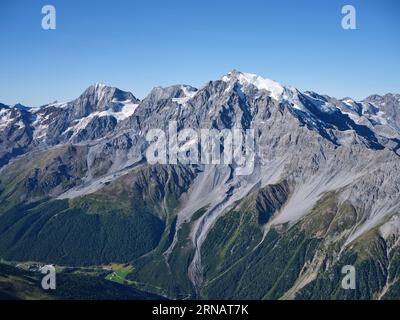 VUE AÉRIENNE. Le massif des Ortles avec la Gran Zebrù de 3851 m de haut (à gauche au loin) et les Ortles de 3905 m de haut (à droite). Province de Bolzano, Italie. Banque D'Images