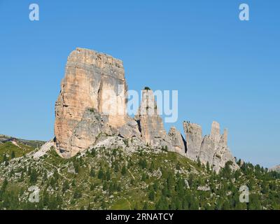 VUE AÉRIENNE. Les Cinque Torri (2361m). Cortina d'Ampezzo, province de Belluno, Vénétie, Italie. Banque D'Images