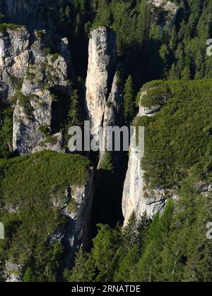 VUE AÉRIENNE. Becco d'Ajal est une curiosité géologique et un endroit bien connu pour l'escalade près de Cortina d'Ampezzo. Province of Belluno, Vénétie, Italie. Banque D'Images