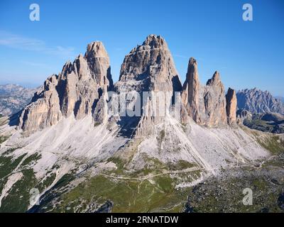 VUE AÉRIENNE. Le côté sud de l'emblématique Tre cime di Lavaredo (altitude : 2999 mètres). Auronzo di Cadore, province de Belluno, Vénétie, Italie. Banque D'Images