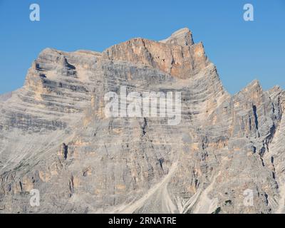 VUE AÉRIENNE. Monte Pelmo (altitude : 3168m) vu de l'est. Borca di Cadore, province de Belluno, Vénétie, Italie. Banque D'Images