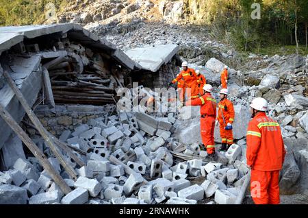 Erdrutsch im Süden Chinas (160208) -- DU AN, 8 février 2016 -- des sauveteurs travaillent sur le site d'un glissement de terrain dans le village de Fude dans le comté autonome de du an Yao de la ville de Hechi, dans la région autonome de Guangxi Zhuang, dans le sud de la Chine, le 8 février 2016. Six personnes ont été tuées après un glissement de terrain détruit un bâtiment de deux étages à du tôt lundi matin. Selon des sources locales, il n'a pas plu quand l'accident s'est produit. La cause est en cours d'investigation. Les responsables de la ville de Hechi ont ordonné une inspection approfondie pour les risques cachés de sécurité. CHINA-GUANGXI-DU AN-LANDSLIDE (CN) Stringer PUBLICATIONxNOTxINxCHN Landslide Banque D'Images