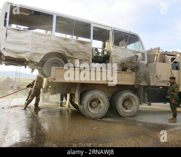 Anschlag in Masar-e-Sharif (160208) -- MAZAR-E-SHARIF, le 8 février 2016 -- des membres des forces de sécurité afghanes inspectent le site d'un attentat suicide à Mazar-e-Sharif, capitale de la province septentrionale de Balkh, Afghanistan, le 8 février 2016. Quelque quatre personnes ont été tuées et 18 membres de l armée ont été blessés après qu un attentat-suicide a frappé un bus de l armée afghane dans la province de Balkh, dans le nord du pays, lundi matin, a déclaré un responsable. AFGHANISTAN-MAZAR-E-SHARIF-ATTENTAT SUICIDE YaqoubxAzorda PUBLICATIONxNOTxINxCHN Arrêt à Masar e Sharif Mazar e Sharif février 8 2016 des membres des forces de sécurité afghanes inspectent le site d'un Suic Banque D'Images