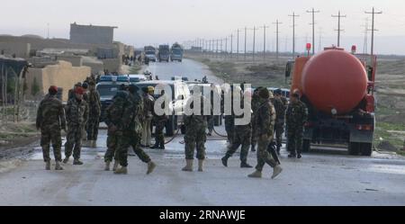 Anschlag in Masar-e-Sharif (160208) -- MAZAR-E-SHARIF, le 8 février 2016 -- des membres des forces de sécurité afghanes inspectent le site d'un attentat suicide à Mazar-e-Sharif, capitale de la province septentrionale de Balkh, Afghanistan, le 8 février 2016. Quelque quatre personnes ont été tuées et 18 membres de l armée ont été blessés après qu un attentat-suicide a frappé un bus de l armée afghane dans la province de Balkh, dans le nord du pays, lundi matin, a déclaré un responsable. AFGHANISTAN-MAZAR-E-SHARIF-ATTENTAT SUICIDE YaqoubxAzorda PUBLICATIONxNOTxINxCHN Arrêt à Masar e Sharif Mazar e Sharif février 8 2016 des membres des forces de sécurité afghanes inspectent le site d'un Suic Banque D'Images