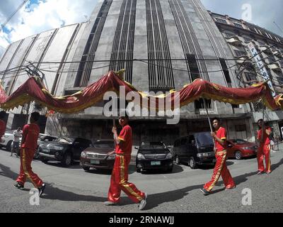 (160208) -- MANILLE, le 8 février 2016 -- des danseurs de dragon se produisent lors de la célébration du nouvel an lunaire chinois du singe à Chinatown à Manille, aux Philippines, le 8 février 2016. Les gens affluaient dans le quartier de Binondo à Manille, l'un des plus vieux Chinatown au monde, pour participer aux festivités, y compris les feux d'artifice, les défilés et les spectacles de rue pour célébrer le premier jour du nouvel an lunaire. PHILIPPINES-MANILLE-CHINESE LUNAR CÉLÉBRATION DU NOUVEL AN RouellexUmali PUBLICATIONxNOTxINxCHN Manila février 8 2016 des danseurs de dragon se produisent lors de la célébration du nouvel an lunaire chinois du singe À China T Banque D'Images