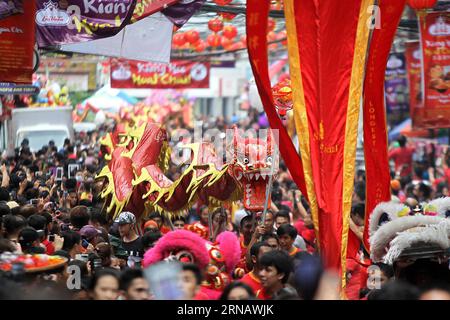 (160208) -- MANILLE, le 8 février 2016 -- des danseurs de dragon se produisent lors de la célébration du nouvel an lunaire chinois du singe à Chinatown à Manille, aux Philippines, le 8 février 2016. Les gens affluaient dans le quartier de Binondo à Manille, l'un des plus vieux Chinatown au monde, pour participer aux festivités, y compris les feux d'artifice, les défilés et les spectacles de rue pour célébrer le premier jour du nouvel an lunaire. PHILIPPINES-MANILLE-CHINESE LUNAR CÉLÉBRATION DU NOUVEL AN RouellexUmali PUBLICATIONxNOTxINxCHN Manila février 8 2016 des danseurs de dragon se produisent lors de la célébration du nouvel an lunaire chinois du singe À China T Banque D'Images
