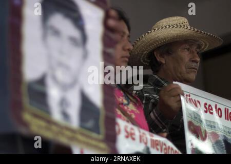 (160209) -- MEXICO, le 9 février 2016 -- les reletifs des 43 élèves disparus de l'école normale Raul Isidro Burgos à Ayotzinapa tiennent des banderoles et des photographies lors d'une conférence de presse de l'équipe Argentine d'anthropologie médico-légale (EAAF, pour son acronyme en espagnol) annoncer l'avancement de l'enquête, à Mexico, capitale du Mexique, le 9 février 2016. L’EAAF a conclu après une enquête de plus d’un an qu’il n’existe aucune preuve scientifique et biologique permettant de conclure que 43 étudiants d’Ayotzinapa disparus le 26 septembre 2014, ont été incinérés dans la décharge de la Co Banque D'Images