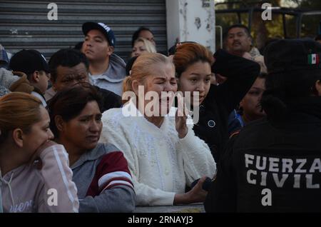 (160211) -- MONTERREY, le 11 février 2016 -- les membres de la famille des détenus attendent des renseignements à l'extérieur de la prison Topo Chico, à Monterrey, dans l'État de Nuevo Leon, au Mexique, le 11 février 2016. Jaime Rodriguez Calderon, gouverneur de Nuevo Leon, a informé lors d'une conférence de presse que 52 personnes avaient été tuées et 12 blessées après qu'une bagarre eut éclaté entre deux fractions rivales de détenus à l'intérieur de la prison de Topo Chico. ABC) (ce) MEXICO-MONTERREY-SECURITY-PRISON e ABC PUBLICATIONxNOTxINxCHN Monterrey fév 11 2016 les membres de la famille des détenus attendent des informations à l'extérieur de la prison Topo Chico à Monterrey, dans l'État de Banque D'Images