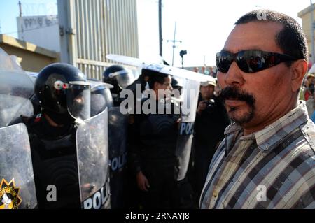 (160211) -- MONTERREY, le 11 février 2016 -- le membre de la famille d'un détenu attend des renseignements à l'extérieur de la prison Topo Chico, à Monterrey, dans l'État de Nuevo Leon, au Mexique, le 11 février 2016. Jaime Rodriguez Calderon, gouverneur de Nuevo Leon, a informé lors d'une conférence de presse que 52 personnes avaient été tuées et 12 blessées après qu'une bagarre eut éclaté entre deux fractions rivales de détenus à l'intérieur de la prison de Topo Chico. ABC) (ce) MEXICO-MONTERREY-SECURITY-PRISON e ABC PUBLICATIONxNOTxINxCHN Monterrey fév 11 2016 le membre de la famille du détenu To attend des renseignements à l'extérieur de la prison Topo Chico à Monterrey in Banque D'Images