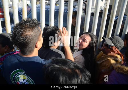 (160211) -- MONTERREY, le 11 février 2016 -- les membres de la famille des détenus attendent des renseignements à l'extérieur de la prison Topo Chico, à Monterrey, dans l'État de Nuevo Leon, au Mexique, le 11 février 2016. Jaime Rodriguez Calderon, gouverneur de Nuevo Leon, a informé lors d'une conférence de presse que 52 personnes avaient été tuées et 12 blessées après qu'une bagarre eut éclaté entre deux fractions rivales de détenus à l'intérieur de la prison de Topo Chico. ABC) (ce) MEXICO-MONTERREY-SECURITY-PRISON e ABC PUBLICATIONxNOTxINxCHN Monterrey fév 11 2016 les membres de la famille des détenus attendent des informations à l'extérieur de la prison Topo Chico à Monterrey, dans l'État de Banque D'Images