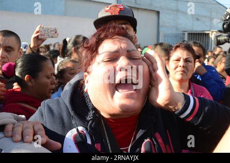 (160211) -- MONTERREY, le 11 février 2016 -- le membre de la famille d'un détenu réagit alors que des résidents attendent des renseignements à l'extérieur de la prison Topo Chico, à Monterrey, dans l'État de Nuevo Leon, au Mexique, le 11 février 2016. Jaime Rodriguez Calderon, gouverneur de Nuevo Leon, a informé lors d'une conférence de presse que 52 personnes avaient été tuées et 12 blessées après qu'une bagarre eut éclaté entre deux fractions rivales de détenus à l'intérieur de la prison de Topo Chico. ABC) (ce) MEXICO-MONTERREY-SECURITY-PRISON e ABC PUBLICATIONxNOTxINxCHN Monterrey fév 11 2016 le membre de la famille du détenu To réagit alors que les résidents attendent des renseignements à l'extérieur Banque D'Images