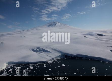 (160212) -- XUELONG ICEBREAKER, 12 février 2016 -- la photo prise le 9 février 2016 montre le mont Melbourne en Antarctique. Le brise-glace chinois Xuelong , ou Dragon des neiges, a atteint la mer de Ross pour des recherches scientifiques. (dhf) ANTARCTICA-XUELONG-ROSS SEA-SCENERY (CN) ZhuxJichai PUBLICATIONxNOTxINxCHN 160212 XUELONG Icebreaker février 12 2016 photo prise le 9 2016 février montre le mont Melbourne en Antarctique le brise-glace chinois XUELONG ou Dragon des neiges a atteint la mer de Ross pour la recherche scientifique DHF Antarctique XUELONG Ross Sea Banque D'Images