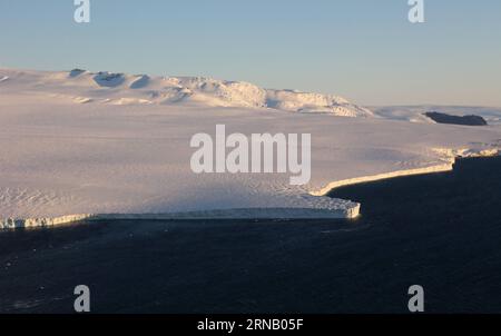 (160212) -- XUELONG ICEBREAKER, 12 février 2016 -- une photo prise le 6 février 2016 montre des paysages de la mer de Ross en Antarctique. Le brise-glace chinois Xuelong , ou Dragon des neiges, a atteint la mer de Ross pour des recherches scientifiques. (dhf) ANTARCTICA-XUELONG-ROSS SEA-SCENERY (CN) ZhuxJichai PUBLICATIONxNOTxINxCHN 160212 XUELONG Icebreaker Feb 12 2016 photo prise LE 6 2016 février montre des paysages SUR la mer de Ross en Antarctique le brise-glace chinois XUELONG ou Dragon des neiges a atteint la mer de Ross pour la recherche scientifique DHF Antarctique XUELONG XUELONG Ross Sea BLONXUXUXUxPUXJIcechichNOxPUTCNOxJIONXLONTXLONG Banque D'Images