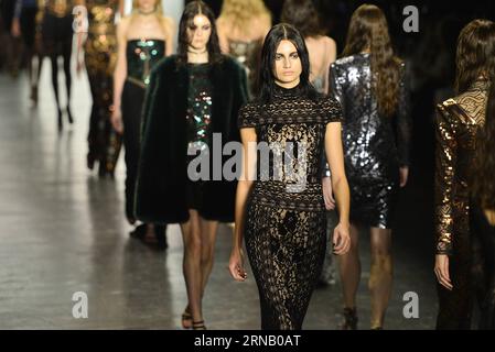 Les mannequins présentent les créations de la collection automne/hiver 2016 Tadashi Shoji lors de la Fashion week de New York à New York, aux États-Unis, le 12 février 2016. ) U.S.-NEW YORK-FASHION WEEK-TADASHI SHOJI WangxLei PUBLICATIONxNOTxINxCHN les modèles présentent les créations de la case hiver 2016 Collection Tadashi Shoji lors de la Fashion week de New York aux États-Unis février 12 2016 U S New York Fashion week Tadashi Shoji WangxLei PUBLICATIONxNOTxINxCHN Banque D'Images