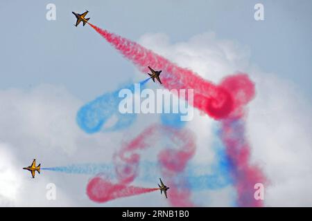 (160214) -- SINGAPOUR, le 14 février 2016 -- les Black Eagles de l'armée de l'air de Corée du Sud se produisent lors de l'avant-première médiatique de l'exposition volante acrobatique du Singapore Airshow au Changi Exhibition Centre de Singapour, le 14 février 2016. Deux jours avant l ouverture du Singapore Airshow, les membres des médias ont un aperçu de la présentation aérienne du plus grand salon de l aérospatiale et de la défense d Asie dimanche. ) SINGAPORE-SINGAPORE AIRSHOW-MEDIA PREVIEW ThenxChihxWey PUBLICATIONxNOTxINxCHN Singapour février 14 2016 les Black Eagles de l'Armée de l'Air de Corée du Sud se produisent LORS de la Media Preview de l'Aérobatic Banque D'Images