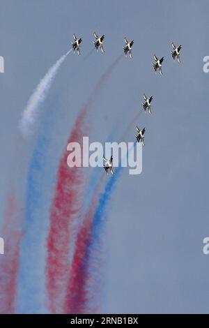 (160214) -- SINGAPOUR, le 14 février 2016 -- les Black Eagles de l'armée de l'air de Corée du Sud se produisent lors de l'avant-première médiatique de l'exposition volante acrobatique du Singapore Airshow au Changi Exhibition Centre de Singapour, le 14 février 2016. Deux jours avant l ouverture du Singapore Airshow, les membres des médias ont un aperçu de la présentation aérienne du plus grand salon de l aérospatiale et de la défense d Asie dimanche. ) SINGAPORE-SINGAPORE AIRSHOW-MEDIA PREVIEW ThenxChihxWey PUBLICATIONxNOTxINxCHN Singapour février 14 2016 les Black Eagles de l'Armée de l'Air de Corée du Sud se produisent LORS de la Media Preview de l'Aérobatic Banque D'Images