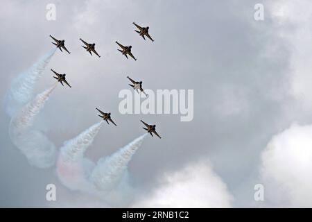 (160214) -- SINGAPOUR, le 14 février 2016 -- les Black Eagles de l'armée de l'air de Corée du Sud se produisent lors de l'avant-première médiatique de l'exposition volante acrobatique du Singapore Airshow au Changi Exhibition Centre de Singapour, le 14 février 2016. Deux jours avant l ouverture du Singapore Airshow, les membres des médias ont un aperçu de la présentation aérienne du plus grand salon de l aérospatiale et de la défense d Asie dimanche. ) SINGAPORE-SINGAPORE AIRSHOW-MEDIA PREVIEW ThenxChihxWey PUBLICATIONxNOTxINxCHN Singapour février 14 2016 les Black Eagles de l'Armée de l'Air de Corée du Sud se produisent LORS de la Media Preview de l'Aérobatic Banque D'Images