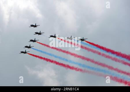 (160214) -- SINGAPOUR, le 14 février 2016 -- les Black Eagles de l'armée de l'air de Corée du Sud se produisent lors de l'avant-première médiatique de l'exposition volante acrobatique du Singapore Airshow au Changi Exhibition Centre de Singapour, le 14 février 2016. Deux jours avant l ouverture du Singapore Airshow, les membres des médias ont un aperçu de la présentation aérienne du plus grand salon de l aérospatiale et de la défense d Asie dimanche. ) SINGAPORE-SINGAPORE AIRSHOW-MEDIA PREVIEW ThenxChihxWey PUBLICATIONxNOTxINxCHN Singapour février 14 2016 les Black Eagles de l'Armée de l'Air de Corée du Sud se produisent LORS de la Media Preview de l'Aérobatic Banque D'Images