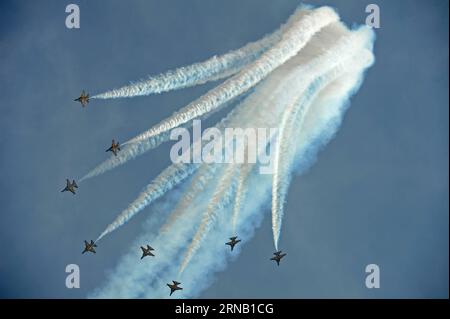 (160214) -- SINGAPOUR, le 14 février 2016 -- les Black Eagles de l'armée de l'air de Corée du Sud se produisent lors de l'avant-première médiatique de l'exposition volante acrobatique du Singapore Airshow au Changi Exhibition Centre de Singapour, le 14 février 2016. Deux jours avant l ouverture du Singapore Airshow, les membres des médias ont un aperçu de la présentation aérienne du plus grand salon de l aérospatiale et de la défense d Asie dimanche. ) SINGAPORE-SINGAPORE AIRSHOW-MEDIA PREVIEW ThenxChihxWey PUBLICATIONxNOTxINxCHN Singapour février 14 2016 les Black Eagles de l'Armée de l'Air de Corée du Sud se produisent LORS de la Media Preview de l'Aérobatic Banque D'Images