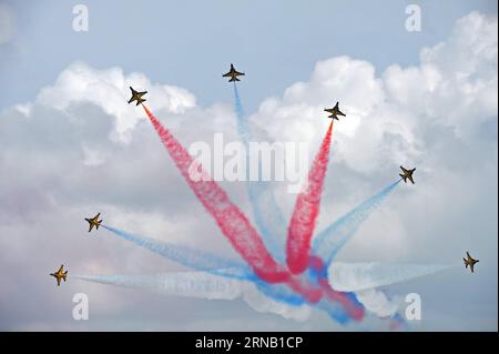 (160214) -- SINGAPOUR, le 14 février 2016 -- les Black Eagles de l'armée de l'air de Corée du Sud se produisent lors de l'avant-première médiatique de l'exposition volante acrobatique du Singapore Airshow au Changi Exhibition Centre de Singapour, le 14 février 2016. Deux jours avant l ouverture du Singapore Airshow, les membres des médias ont un aperçu de la présentation aérienne du plus grand salon de l aérospatiale et de la défense d Asie dimanche. ) SINGAPORE-SINGAPORE AIRSHOW-MEDIA PREVIEW ThenxChihxWey PUBLICATIONxNOTxINxCHN Singapour février 14 2016 les Black Eagles de l'Armée de l'Air de Corée du Sud se produisent LORS de la Media Preview de l'Aérobatic Banque D'Images